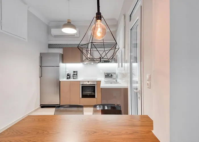 Modern 2-Bedroom Apt, 200M From The Acropolis